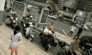 男子高楼徘徊数小时跳楼身亡
