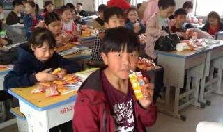 家长称小学强制学生订牛奶